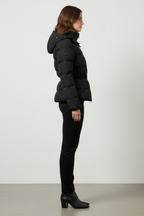 Piumino da donna con cintura per uno stile invernale