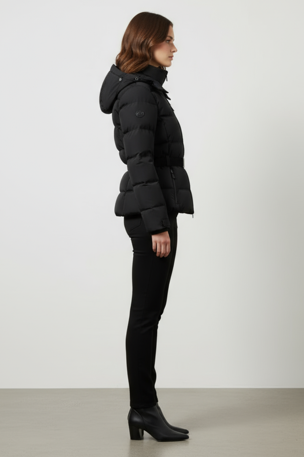 Piumino da donna con cintura per uno stile invernale